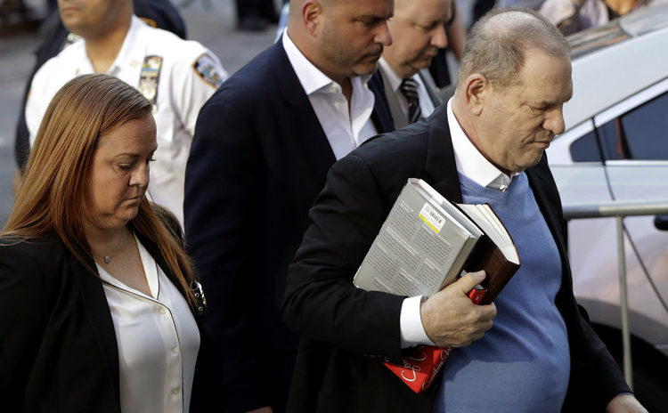 Harvey Weinstein se entrega tras ser acusado de violación y agresión sexual