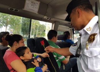 Policías felicitan y regalan rosas a madres salvadoreñas