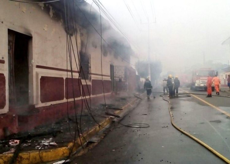 Bomberos extinguen incendio en la ciudad de San Miguel