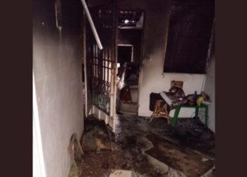Bomberos rescatan a una niña y su madre durante un incendio en Santa Ana