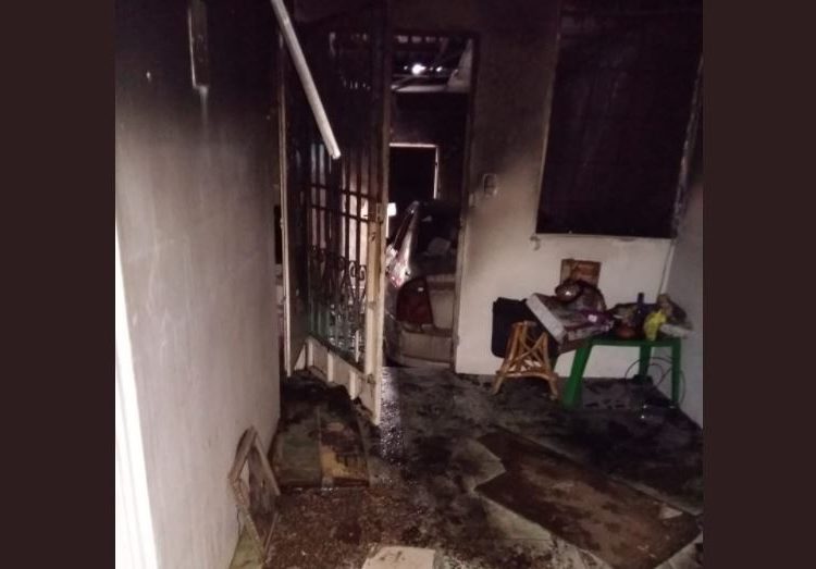 Bomberos rescatan a una niña y su madre durante un incendio en Santa Ana