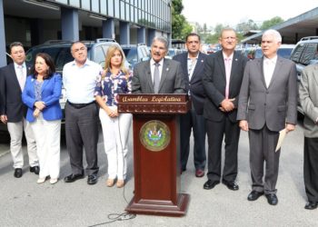 Diputados de Junta Directiva de Asamblea Legislativa renuncian a 13 camionetas todo terreno