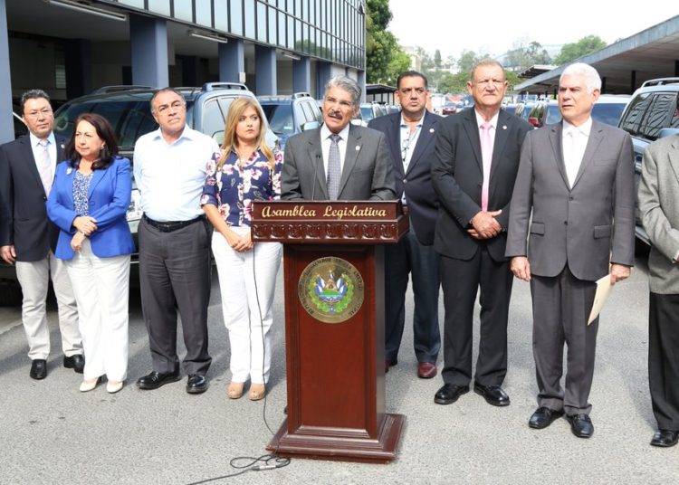 Diputados de Junta Directiva de Asamblea Legislativa renuncian a 13 camionetas todo terreno