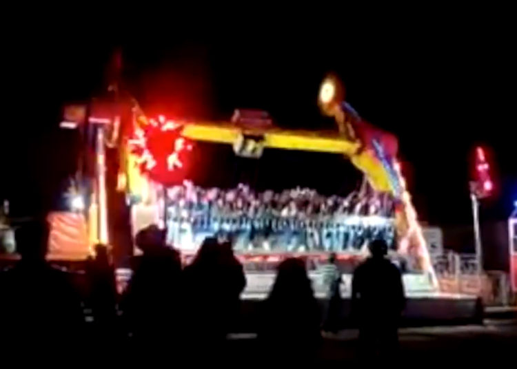 El aterrador momento en el que una madre y su hija caen al vacío de juego mecánico