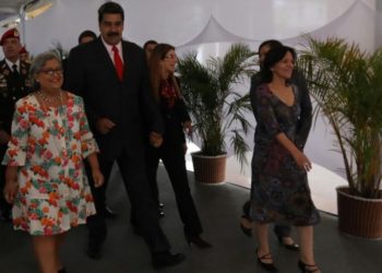 Maduro es proclamado presidente y le da 48 horas al encargado de negocios de EEUU para abandonar Venezuela