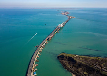 Putin inaugura el puente de 19 kilómetros que une por vía terrestre a Crimea con Rusia