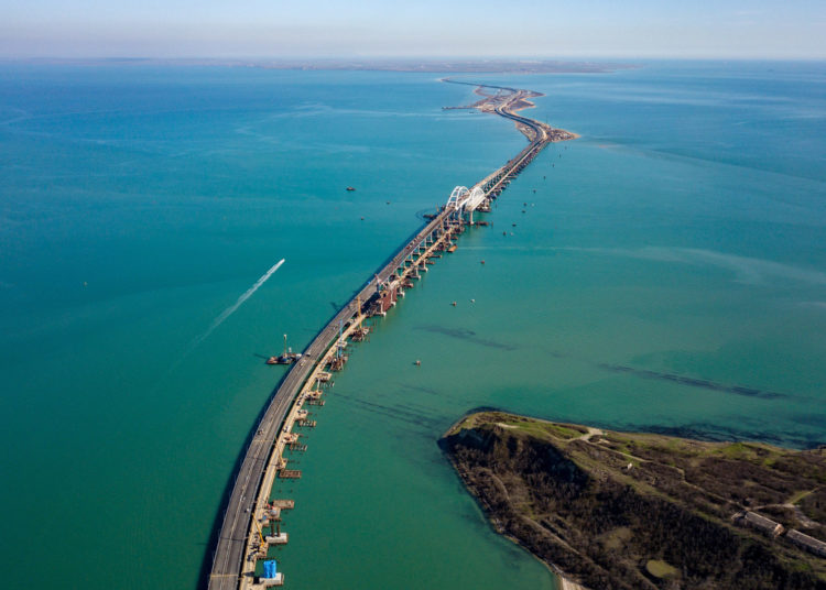 Putin inaugura el puente de 19 kilómetros que une por vía terrestre a Crimea con Rusia
