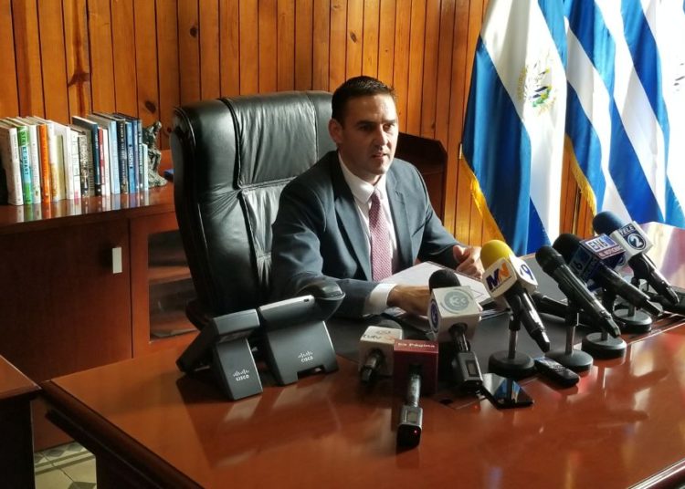 Muyshondt toma posesión de la alcaldía de San Salvador