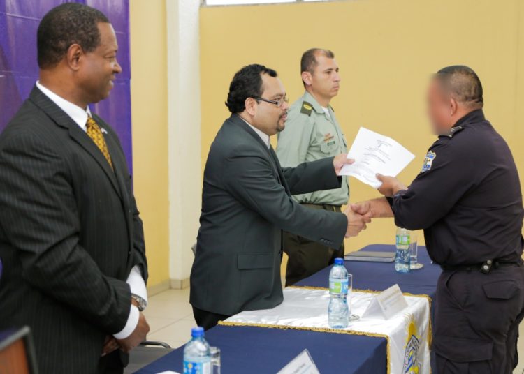 Policías son capacitados en controles antidrogas en fronteras y aeropuertos