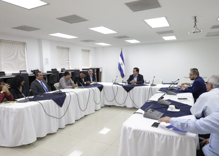 Ejecutivo se reúne con prensa internacional