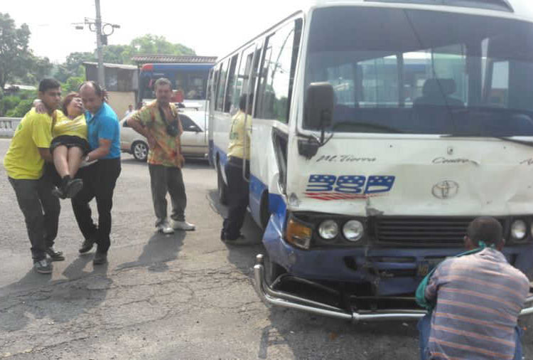 Micrubusero sin licencia provoca accidente de tránsito en San Salvador