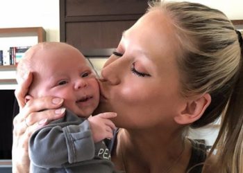 Anna Kournikova baila junto a su bebé al son de Enrique Iglesias
