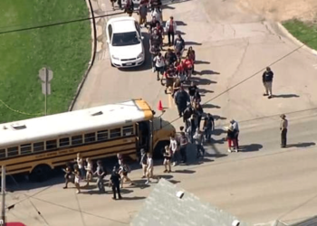 Exalumno abre fuego en secundaria de California