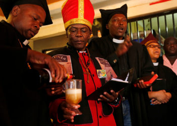 Iglesia africana celebra misas en bares y bautiza con cerveza