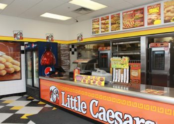 Empleado de Little Caesars asesina a ladrón que lo atacó