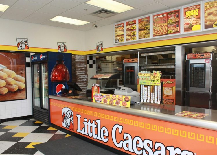Empleado de Little Caesars asesina a ladrón que lo atacó