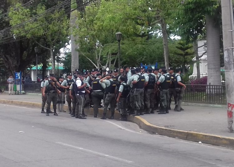 Vendedores de mercados de Santa Tecla cierran carretera Panamericana ante decomisos de mercadería por el CAM