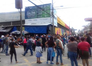 Vendedores de mercados de Santa Tecla cierran carretera Panamericana ante decomisos de mercadería por el CAM