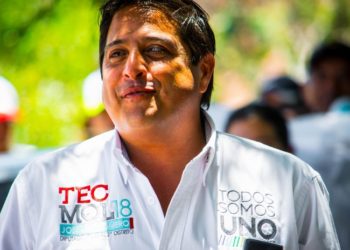 [VIDEO] En busca de los votos un candidato a diputado besa y baila con un burro en México