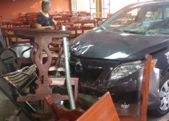 Joven ebria choca contra una panadería en Santa Tecla