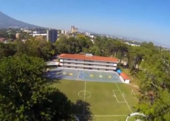 Estudiantes del colegio Highlands dan paliza a uno de sus compañeros