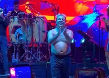 Cristian Castro muestra su barriga en pleno concierto en Villahermosa