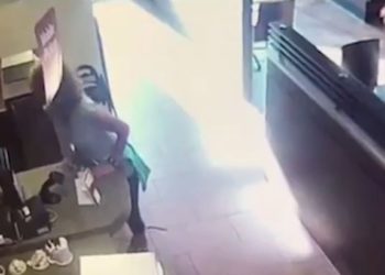 Mujer hace sus necesidades en plena cafetería donde le negaron el uso del sanitario