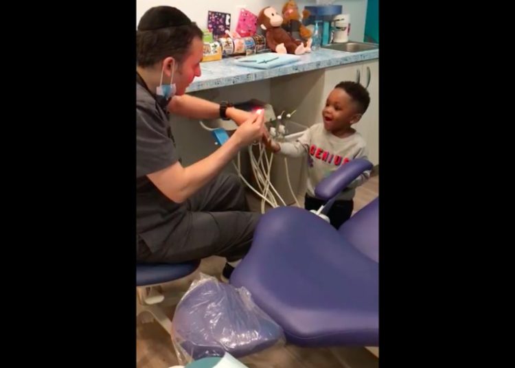 El acto de «ilusión» de un dentista con un niño que sorprende la red