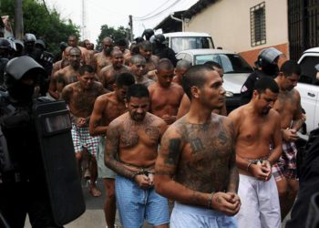 Trump pretende reducir ayuda a los países que no detengan la inmigración de miembros de la MS-13