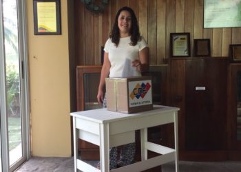 Venezolanos residentes en El Salvador acuden a embajada de su país para emitir el sufragio en presidenciales