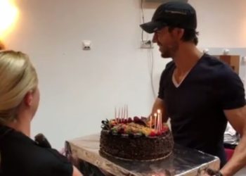 Por esta polémica actitud con su torta de cumpleaños, destrozan a Enrique Iglesias en redes sociales