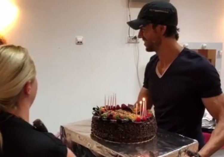 Por esta polémica actitud con su torta de cumpleaños, destrozan a Enrique Iglesias en redes sociales