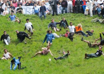 Así celebran los ingleses el «Festival del queso rodante»