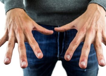 Casi pierde la vida por morderse las uñas