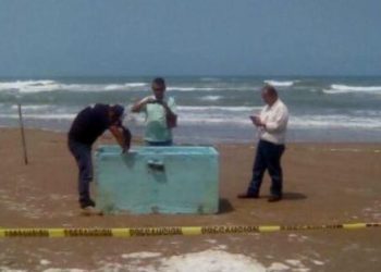 Disfrutaban de la playa y encontraron una hielera con restos humanos