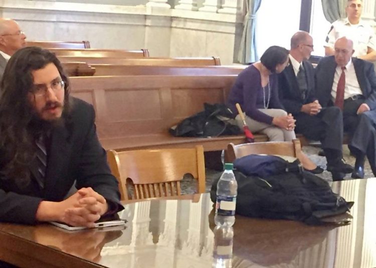 Juez ordenó a hombre de 30 años a que se mude de casa de sus padres