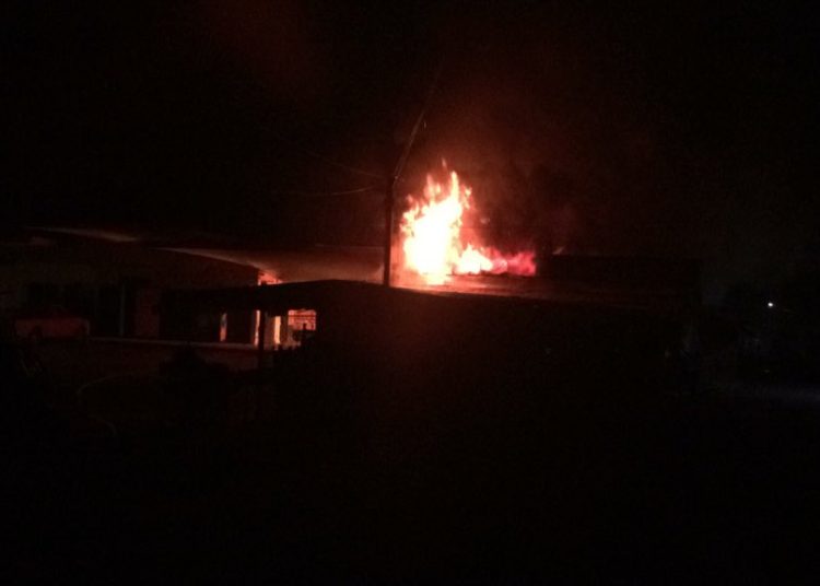 Incendio consume varios puestos en exterminal de buses en Sonsonate