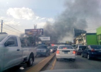 Incendio de grandes proporciones en taller automotriz sobre bulevar de Los Héroes
