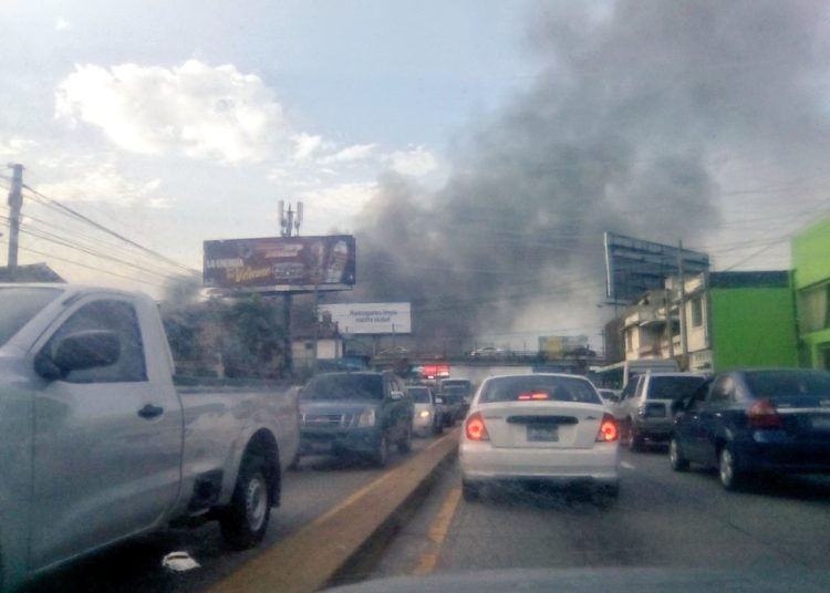 Incendio de grandes proporciones en taller automotriz sobre bulevar de Los Héroes