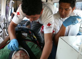 Estallido de una llanta de tractor ocasiona graves lesiones a tres personas