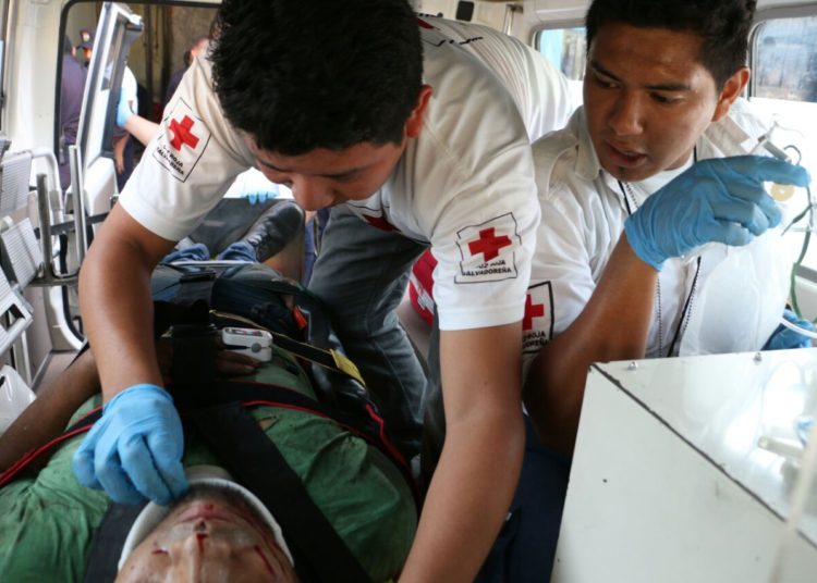 Estallido de una llanta de tractor ocasiona graves lesiones a tres personas
