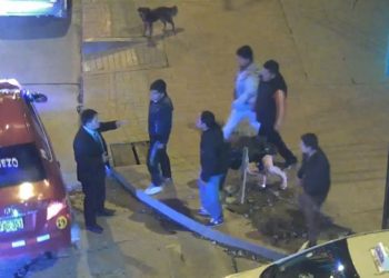 Linchan a un hombre luego de ver cómo le pega a su pareja en plena calle