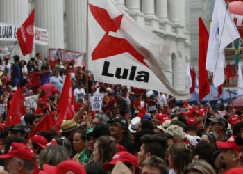 Multitudinaria marcha por liberación de Lula, en el Día del Trabajo