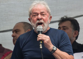 Lula da Silva reafirma su candidatura pese a estar en prisión
