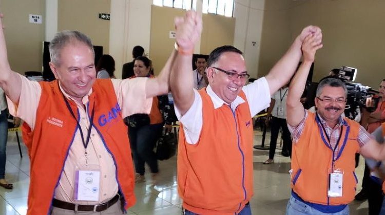 Ordenan entregar credencial de alcalde de San Francisco Gotera a Nahin Ferrufino