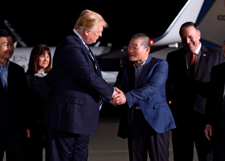 Trump recibe a prisioneros de Corea del Norte