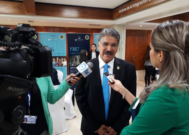 Quijano suprime 142 plazas en Asamblea Legislativa como parte del plan de austeridad