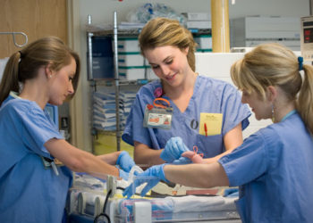 Enfermera es acusada por practicar sexo oral a la fuerza a un hombre