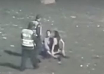 VIDEO: Policías interrumpen a pareja teniendo sexo en un concierto