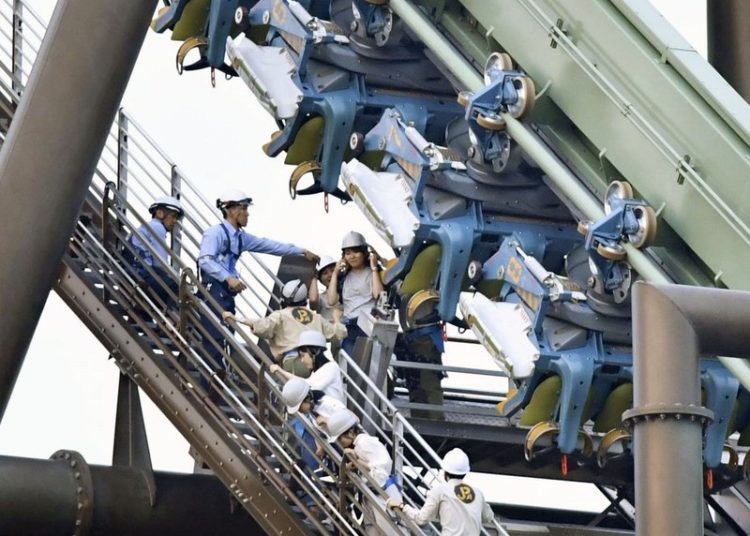 64 pasajeros de una montaña rusa quedaron suspendidos en el aire